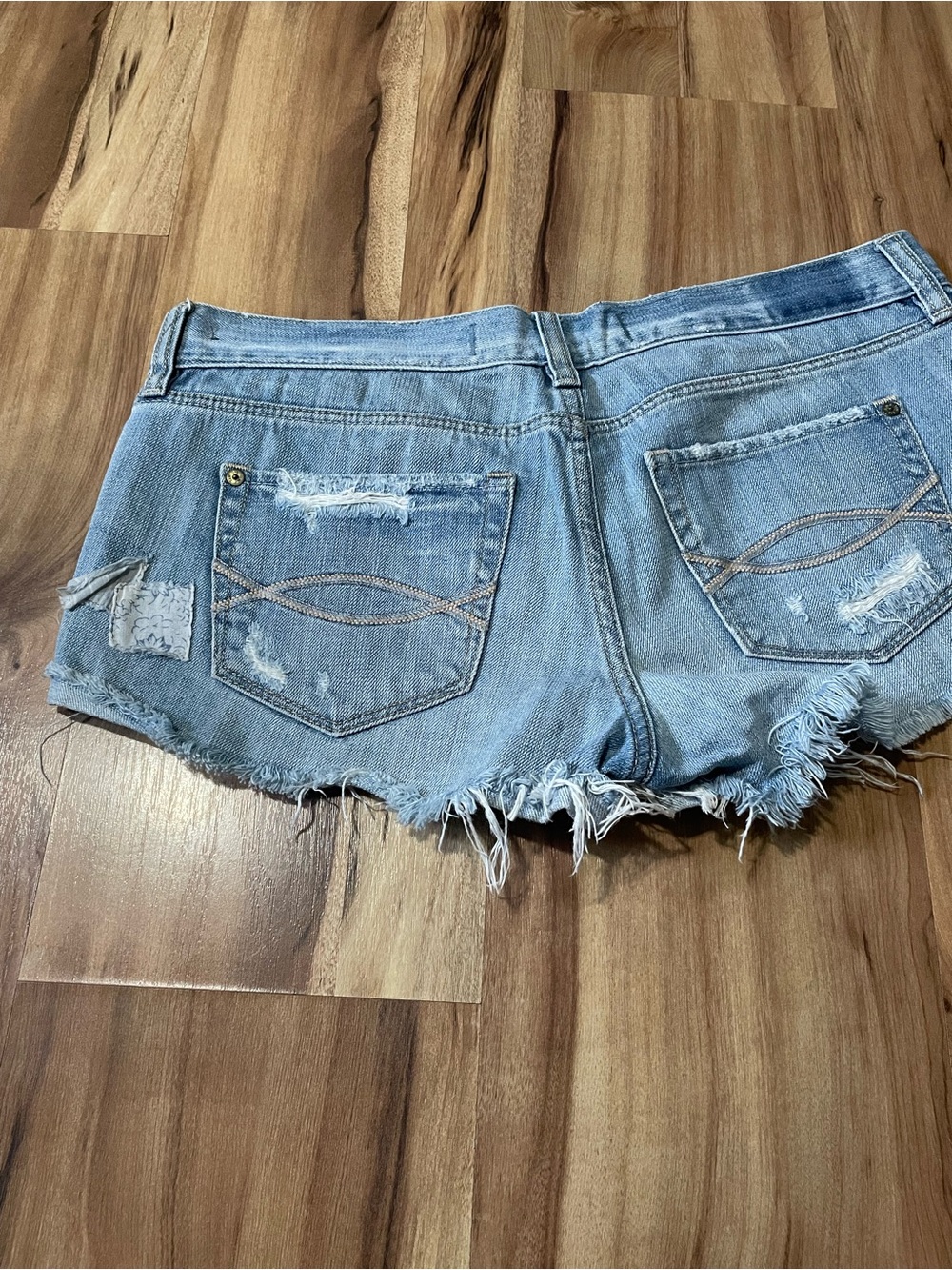 Abercrombie & Fitch Distressed Patchwork Denim Cutoff Shorts Sz 8 - Picture 5 of 7